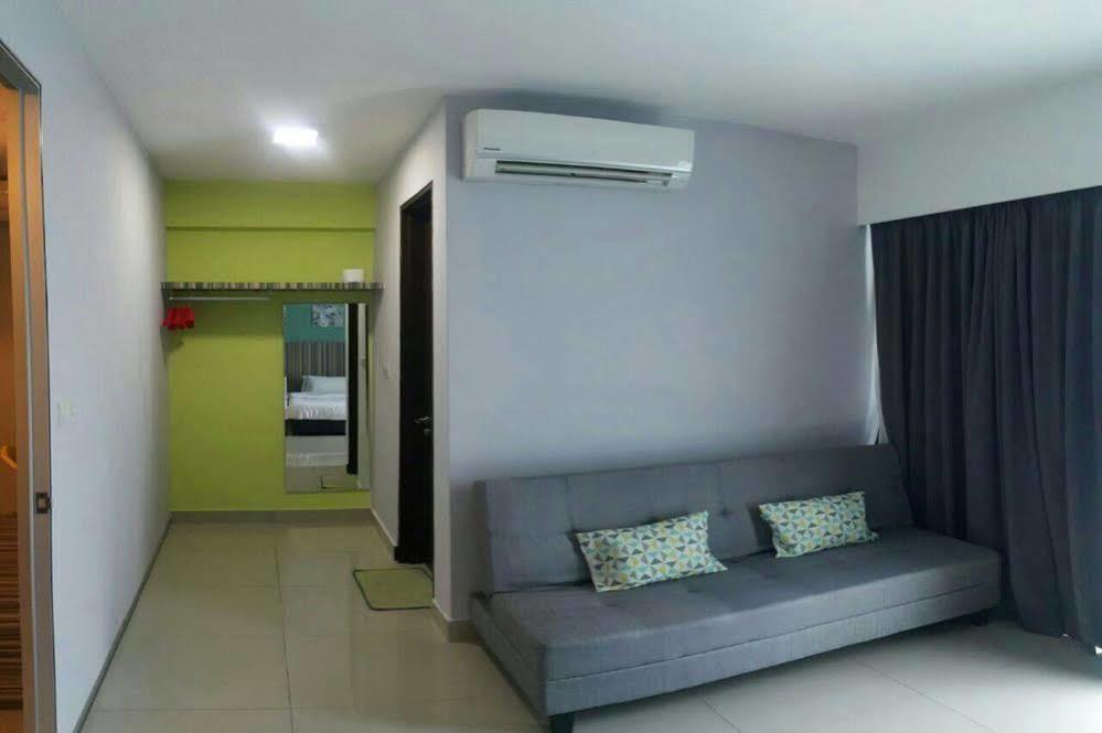 De Houz - Trefoil Setia Alam Home Stay Shah Alam Exterior foto